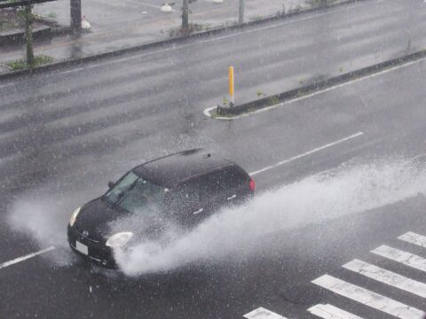 雨の日に泥を歩行者にかけると交通違反になる？