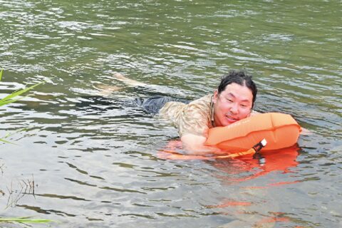 完全防水ドライバッグは水難事故の救助アイテム