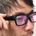 「眼鏡クイッ」で録画を開始するメガネ型カメラ