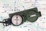 トリチウムの光で最適ルートを示す軍用コンパス