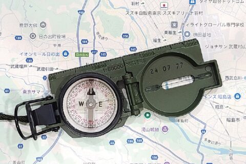 トリチウムの光で最適ルートを示す軍用コンパス