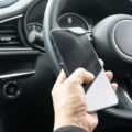 運転中「ながらスマホ」違反にならない目安は?