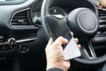 運転中「ながらスマホ」違反にならない目安は？