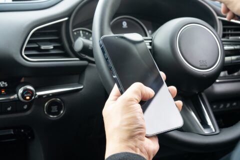 運転中「ながらスマホ」違反にならない目安は？