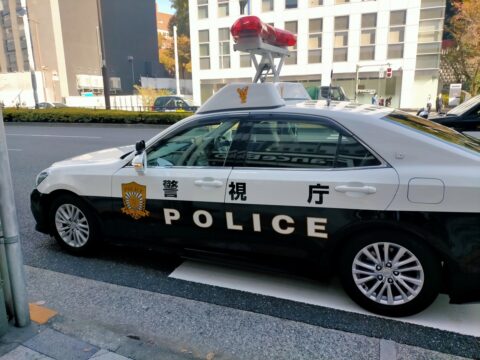 パトカー赤色回転灯は上から見るとブーメラン型