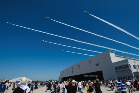 ブルーインパルスのアクロバット飛行は天候次第
