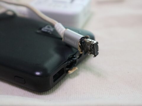 モバイルバッテリーは激安品だと発火するのか？