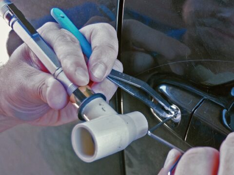 クルマをピッキングで解錠する際の必須アイテム