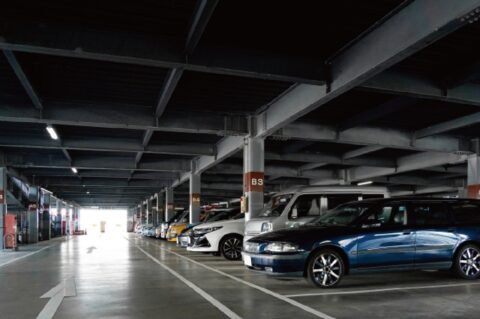 駐車場で密会するカップルを探偵はこう撮影する