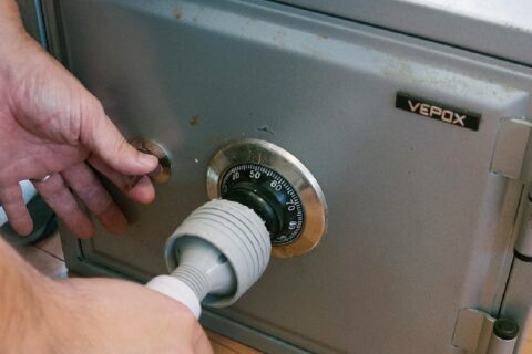 思わず御開帳？「電マ」で金庫が解錠する不思議