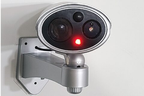 人を感知すると首振りする進化系のダミーカメラ