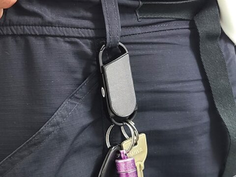 バッグやベルトになじむカラビナ型ICレコーダー